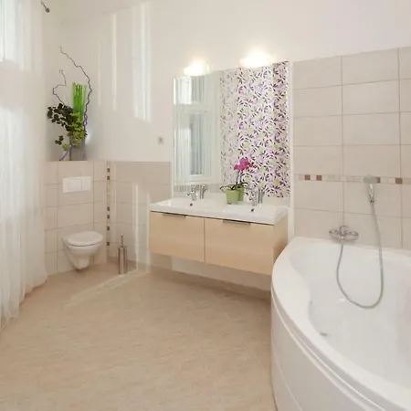 Urban Haven - 3 Beds, 3 Baths, Free Parking, Near Central Market Budapest Exterior photo