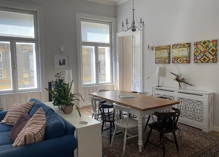 Urban Haven - 3 Beds, 3 Baths, Free Parking, Near Central Market